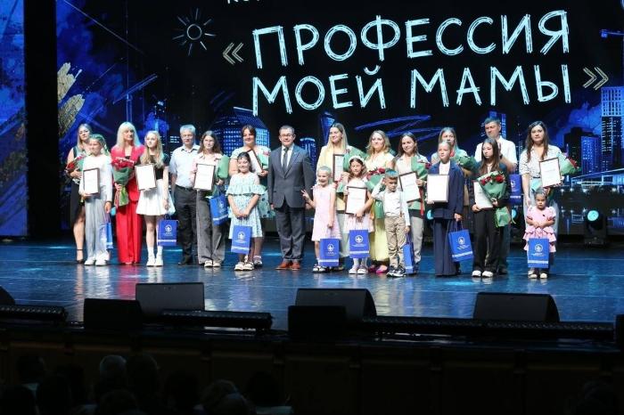 Награждение победителей конкурса рисунков «Профессия моей мамы»