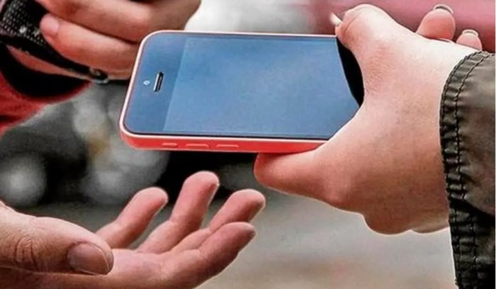 «Дайте позвонить, пожалуйста…» Как одна просьба на улице может опустошить банковский счет