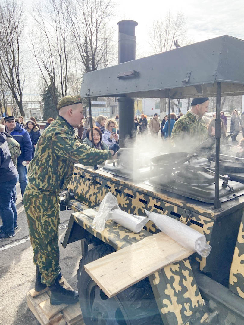 23 февраля Управляющая компания холдинга «Белорусская цементная компания» и Минский КСИ отметили с полевой кухней