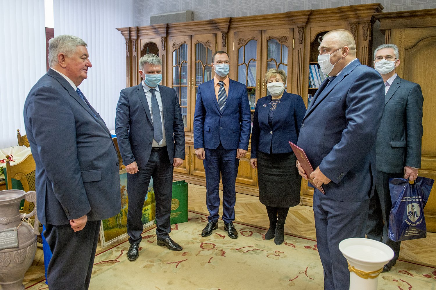 Представители Белорусской цементной компании поздравили с 90-летием коллектив БГТУ