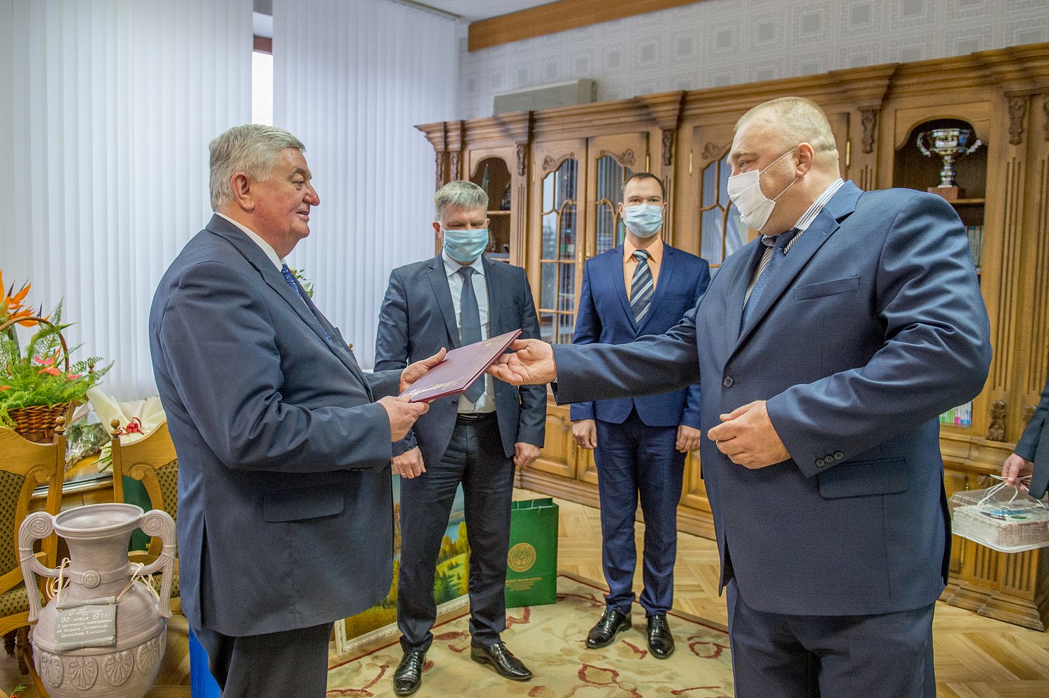 Представители Белорусской цементной компании поздравили с 90-летием коллектив БГТУ